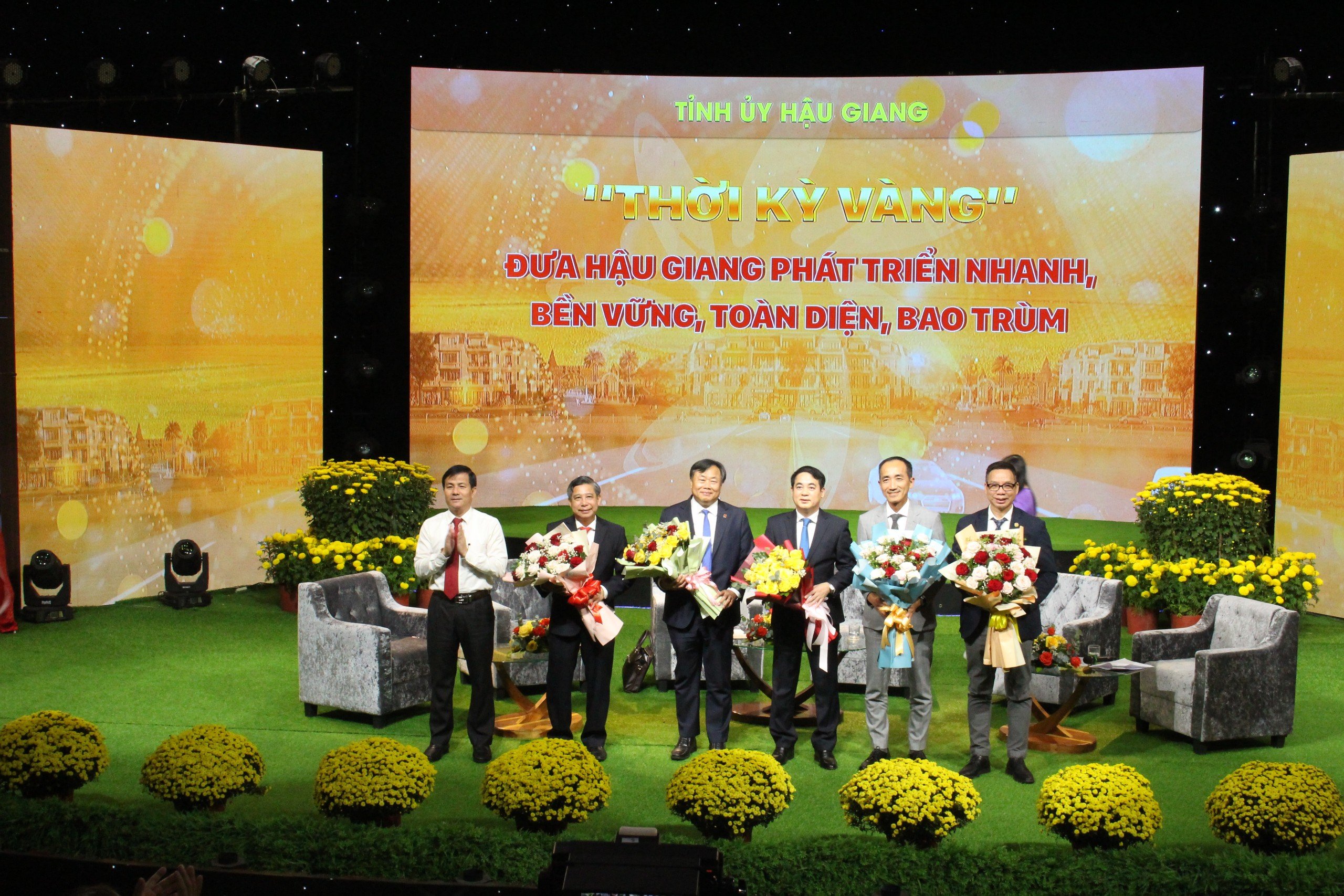 Đồng chí Trần Văn Huyến, Phó Bí thư Thường trực TỈnh ủy, Chủ tịch HĐND tỉnh tặng hoa cho các diễn giả.